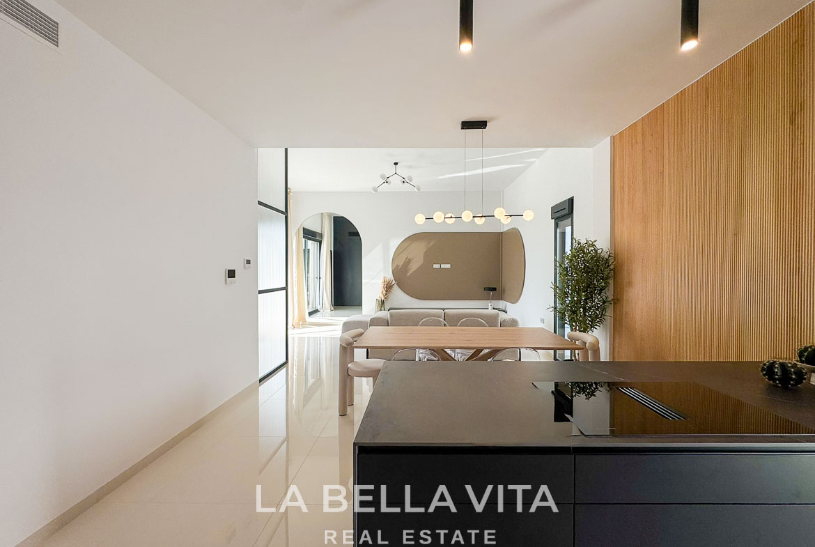 Bright, modern open-plan kitchen and dining area in a sleek 3-bedroom villa with elegant design in San Miguel de Salinas