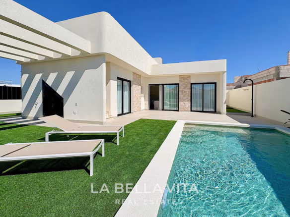 Villa mediterránea de obra nueva de una sola planta bañada por el sol, con piscina privada, terraza elegante y césped cuidado en Roldán, Torre-Pacheco