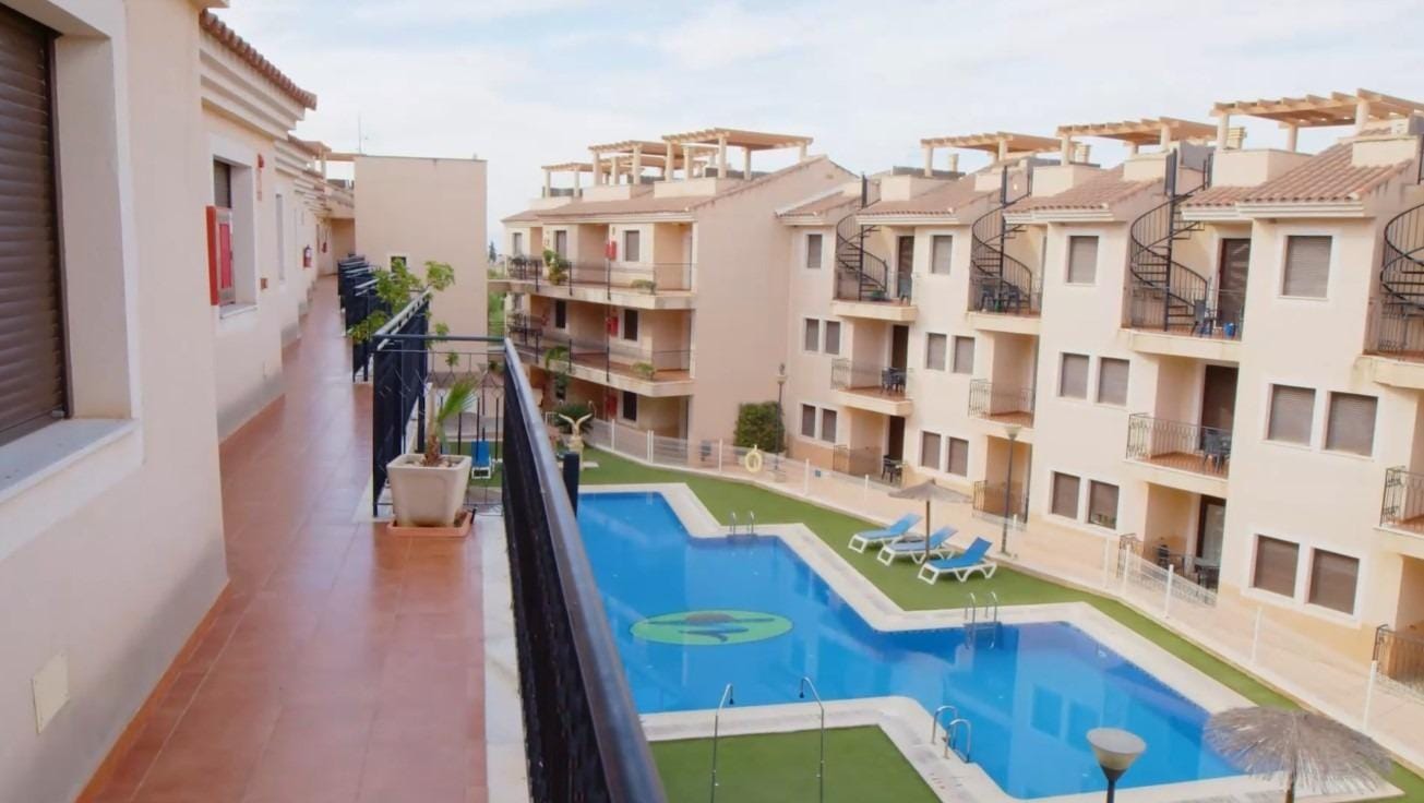 Appartement touristique de 2 chambres en rez-de-chaussée prêt à emménager avec piscine commune à vendre à Águilas, Costa Cálida