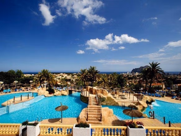 Prachtig appartement op de bovenste verdieping in Calpe met panoramisch zeezicht over een luxe zonovergoten zwembad en aangelegde palmentuinen.