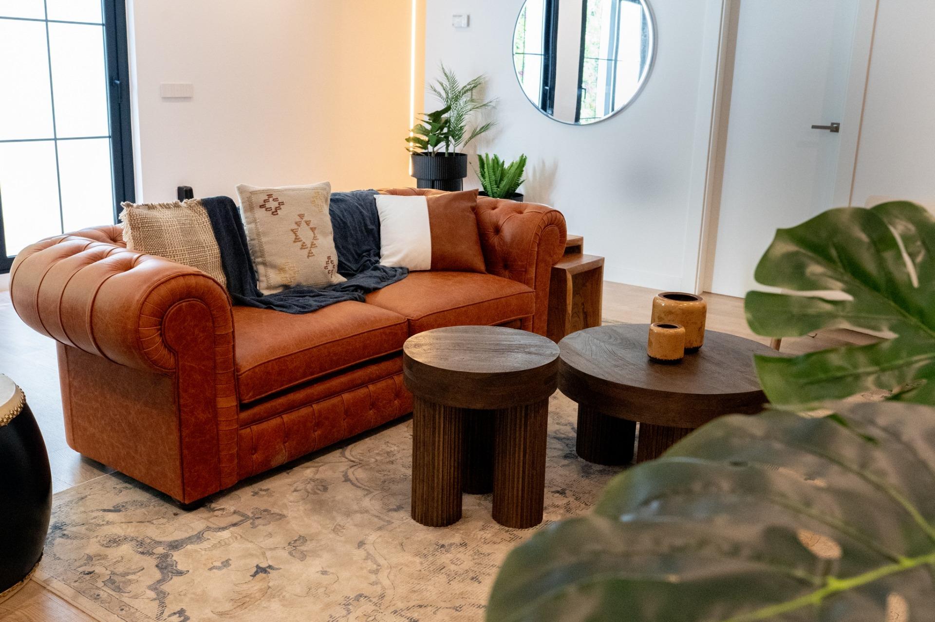Cozy living room in a bespoke 3-bedroom villa in Ciudad Quesada, featuring a rich leather sofa and stylish wooden tables