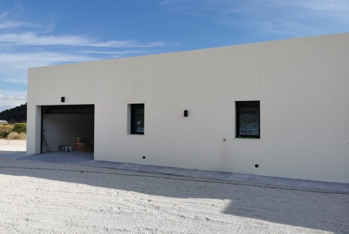 Closed garage and rear facade of a 3 bedroom Pinoso villa, Alicante