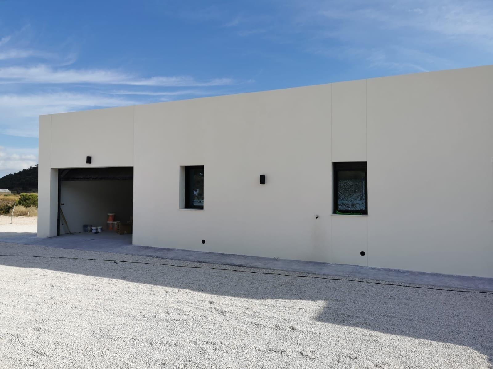 Custom-Built-New-Villas-in-Pinoso-Alicante-Spacious-Homes-in-Natural-Surroundings-13 Closed garage and rear facade of a 3 bedroom Pinoso villa, Alicante