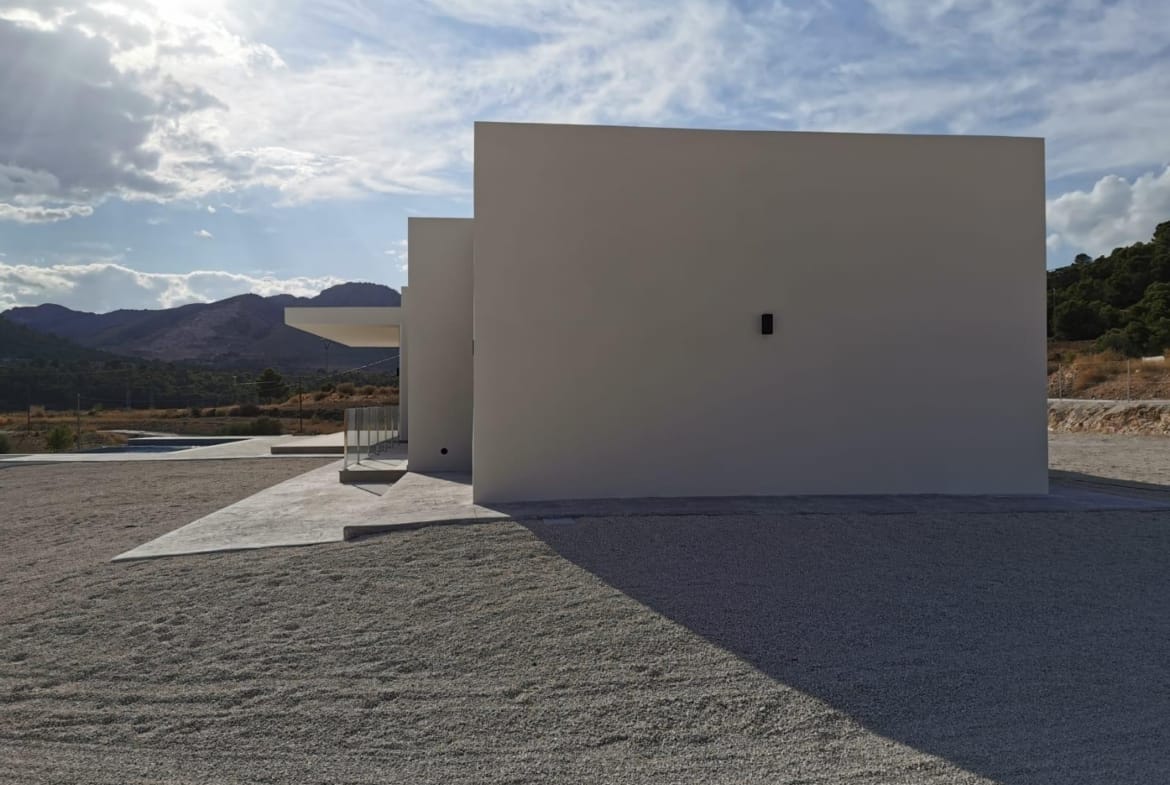 Side elevation of a villa with land in Pinoso, Alicante