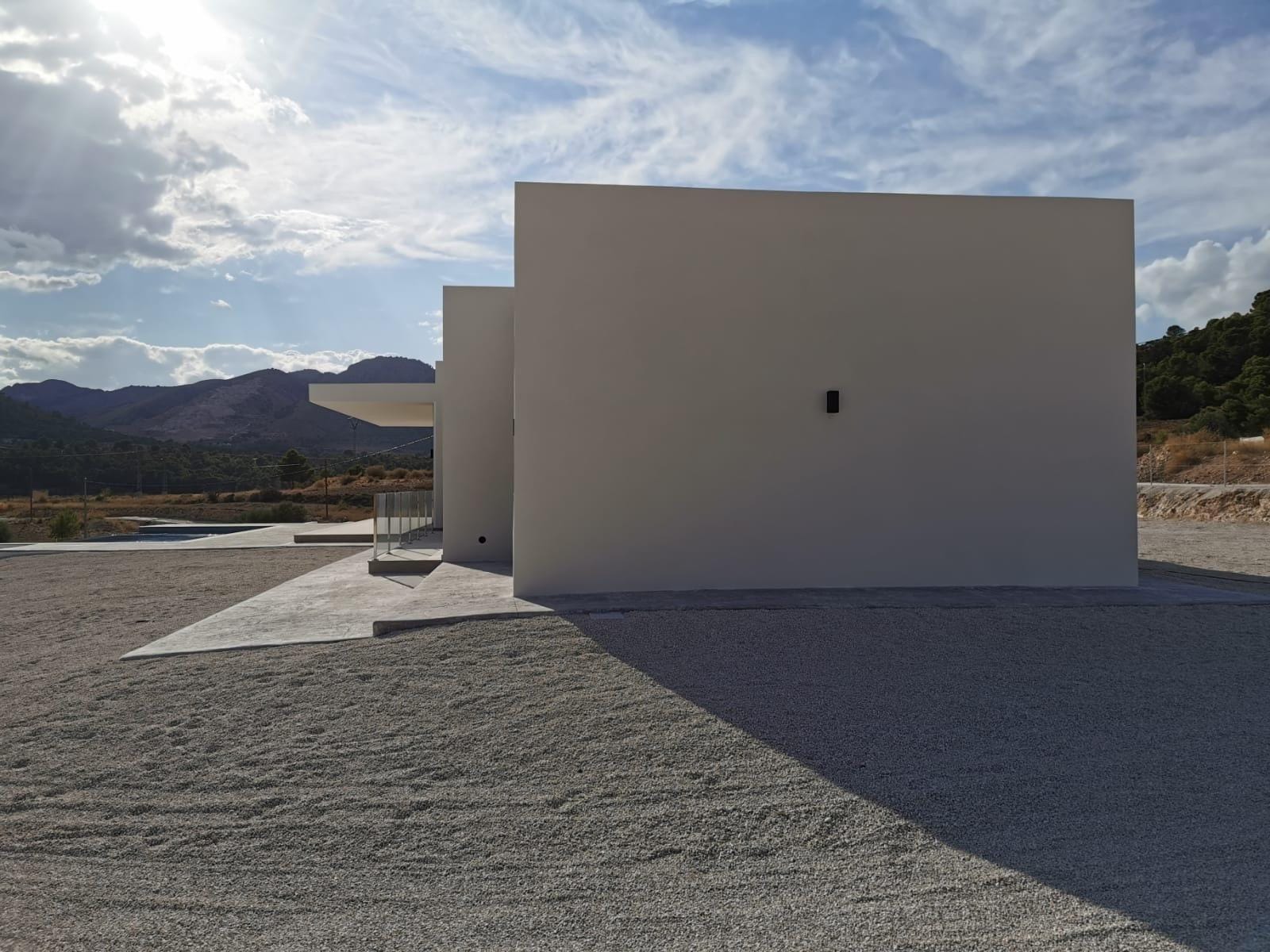 Custom-Built-New-Villas-in-Pinoso-Alicante-Spacious-Homes-in-Natural-Surroundings-14 Side elevation of a villa with land in Pinoso, Alicante