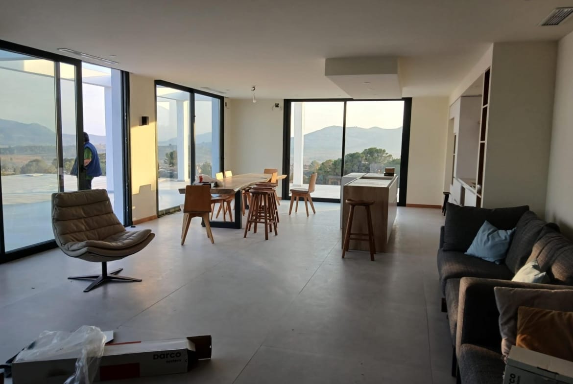 Open-plan living and dining room with glass doors to the terrace in Pinoso, Alicante