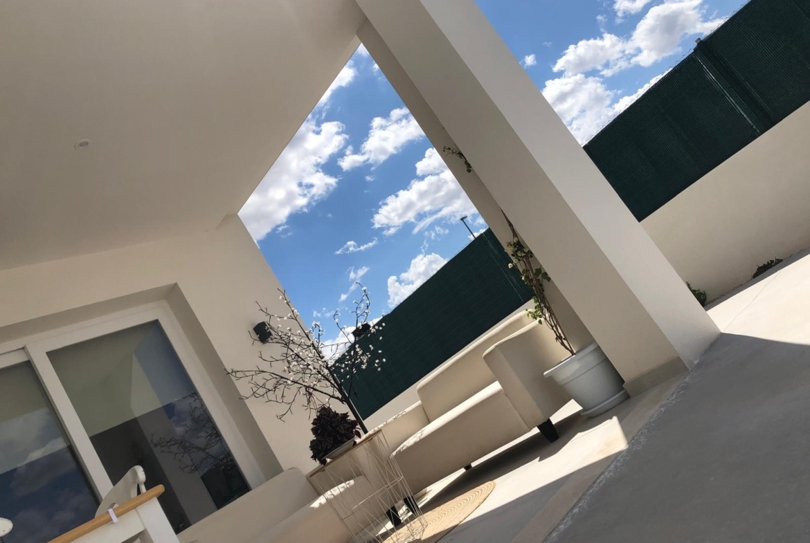 Covered terrace beneath the roof of a single-storey Pinoso villa