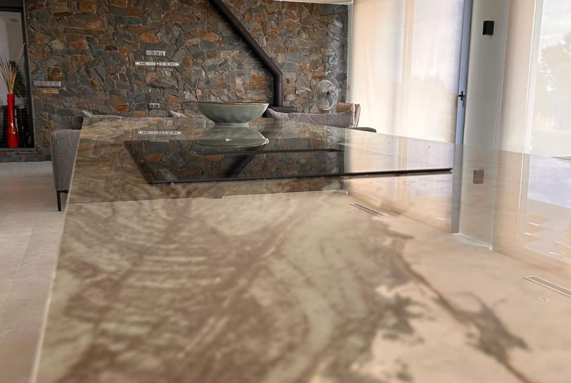 Stone-pattern kitchen island facing the living room in Pinoso, Alicante