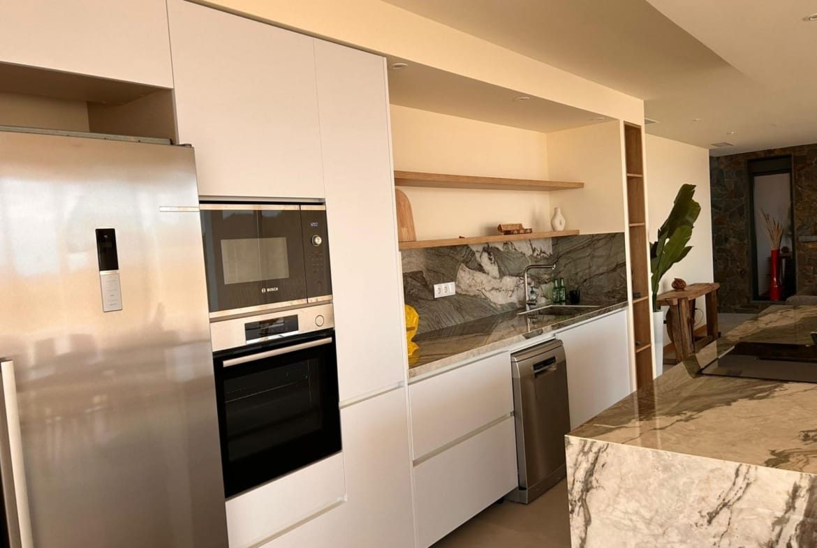 Fitted kitchen with refrigerator, ovens and dishwasher in Pinoso, Alicante