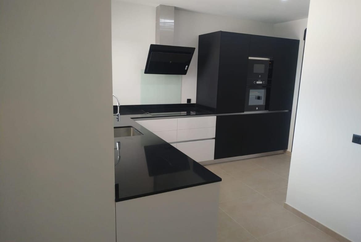 Kitchen peninsula and fitted cabinets in Pinoso, Alicante