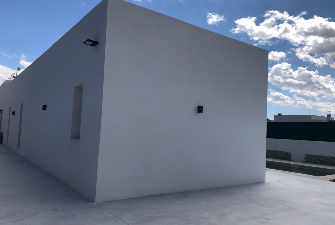 Side exterior of a single-storey villa with land in Pinoso
