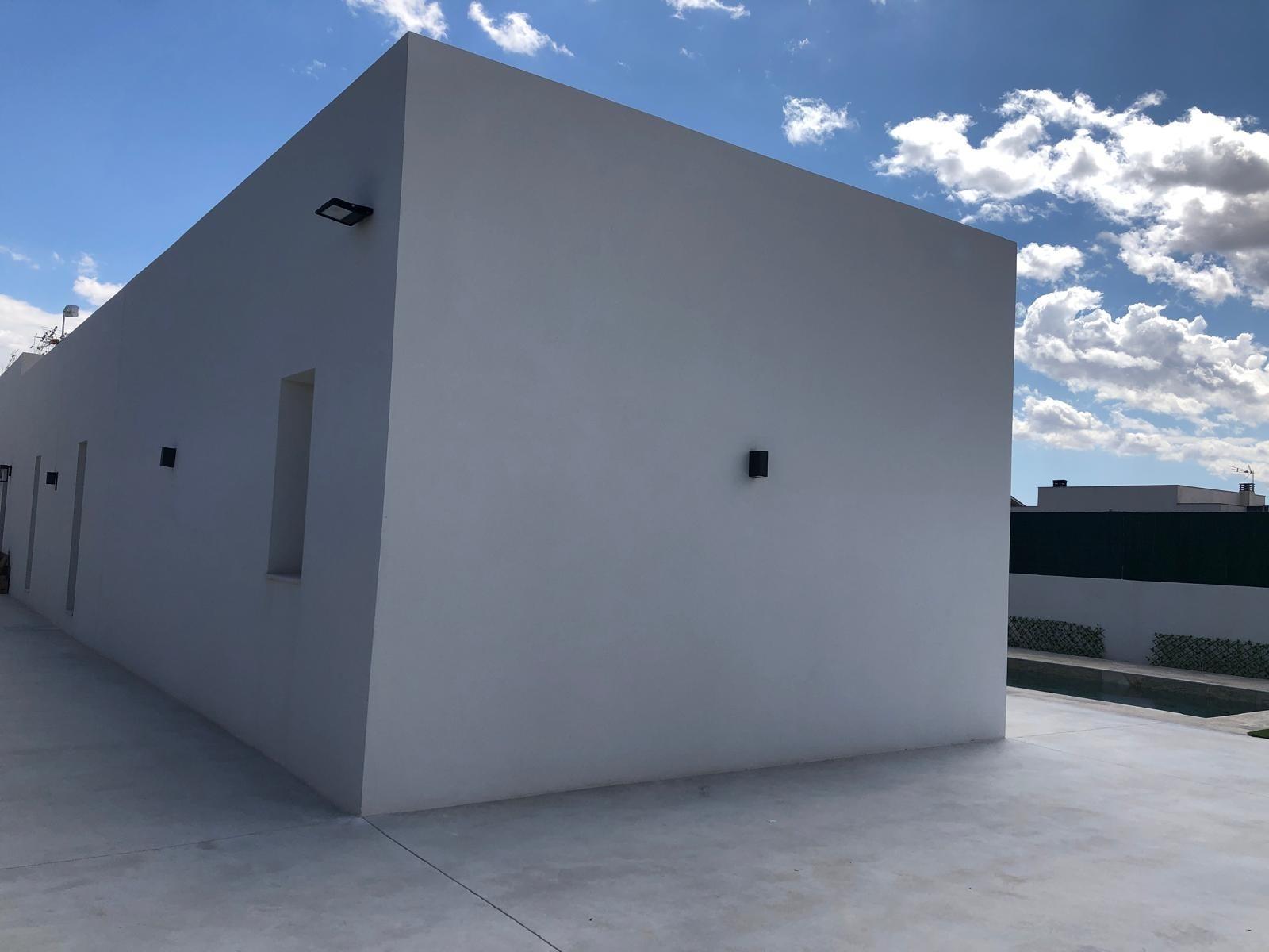 Side exterior of a single-storey villa with land in Pinoso