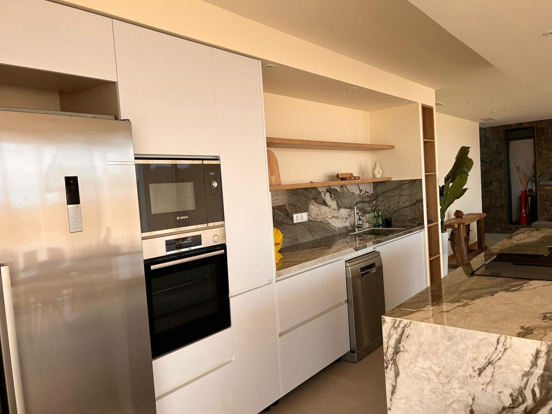 Custom-Built-New-Villas-in-Pinoso-Alicante-Spacious-Homes-in-Natural-Surroundings-19 Fitted kitchen with refrigerator, ovens and dishwasher in Pinoso, Alicante