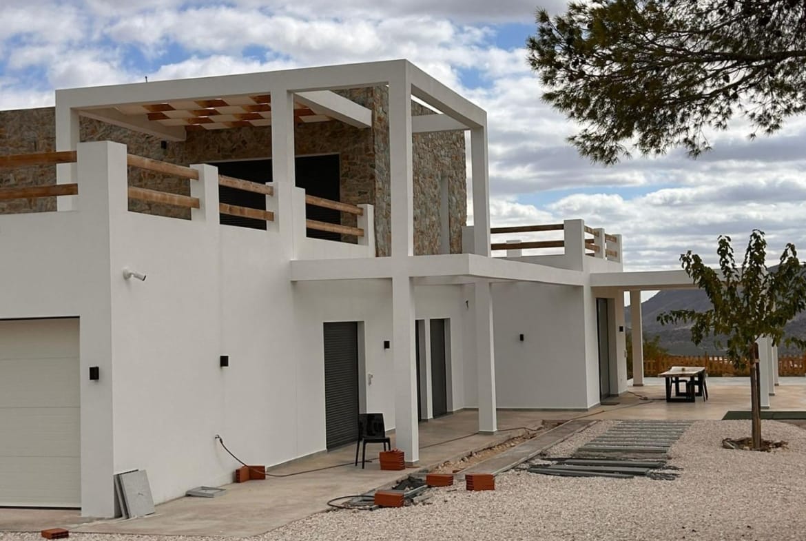 Villa entrance and gravel forecourt during finishing works in Pinoso, Alicante