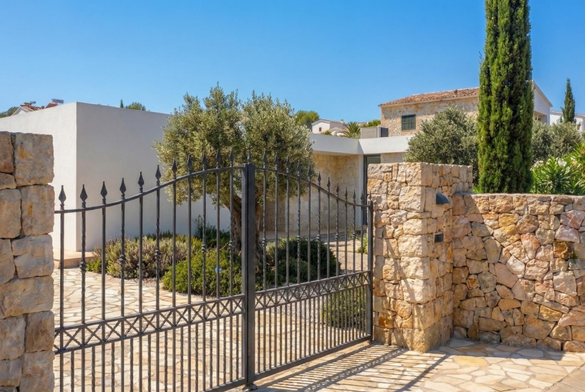 Stone-walled entrance to a country villa for sale in Pinoso, Alicante