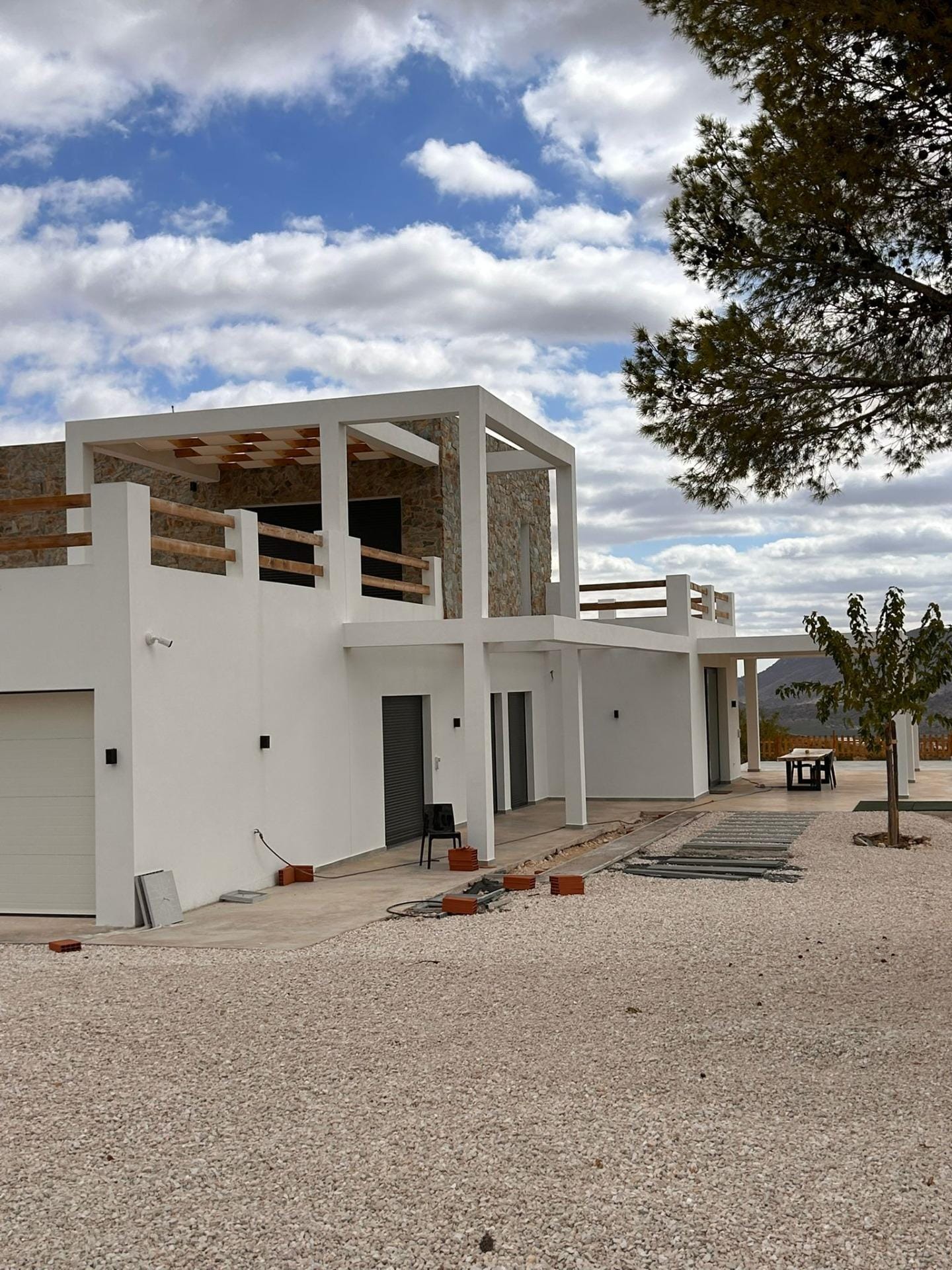 Custom-Built-New-Villas-in-Pinoso-Alicante-Spacious-Homes-in-Natural-Surroundings-2 Villa entrance and gravel forecourt during finishing works in Pinoso, Alicante