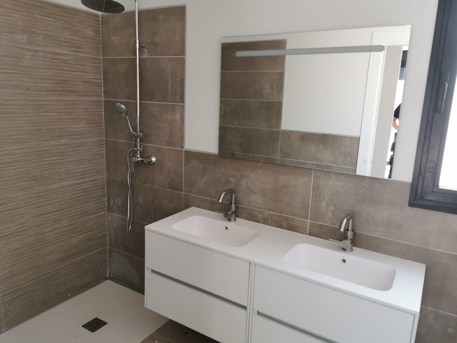 Custom-Built-New-Villas-in-Pinoso-Alicante-Spacious-Homes-in-Natural-Surroundings-21 Bathroom with walk-in shower in a large Pinoso villa, Alicante