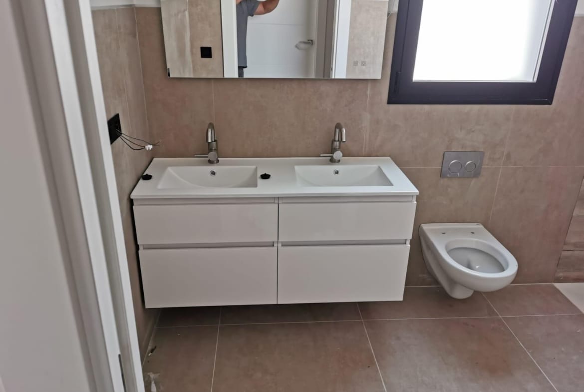 Double vanity bathroom in a 3 bedroom country villa in Pinoso, Alicante