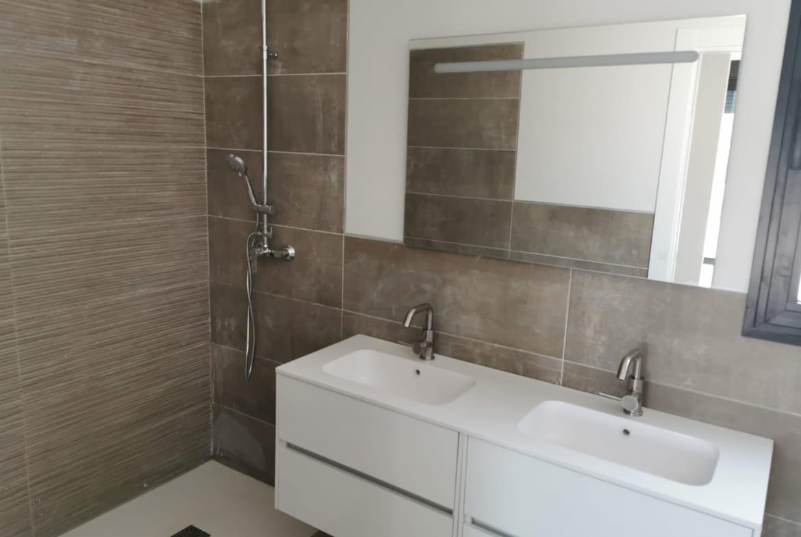 Modern bathroom and shower in a single-storey Pinoso villa, Alicante