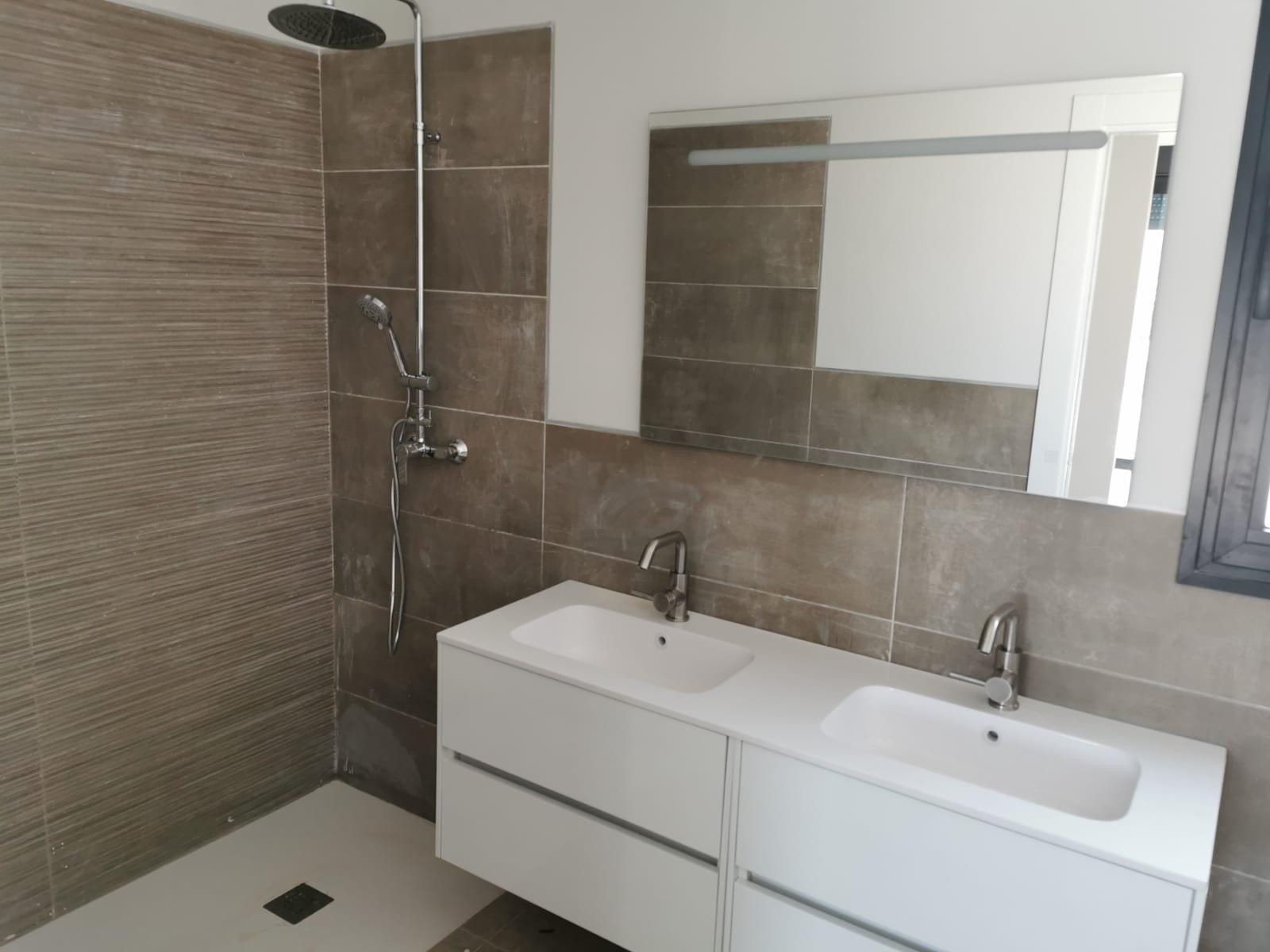 Custom-Built-New-Villas-in-Pinoso-Alicante-Spacious-Homes-in-Natural-Surroundings-23 Modern bathroom and shower in a single-storey Pinoso villa, Alicante