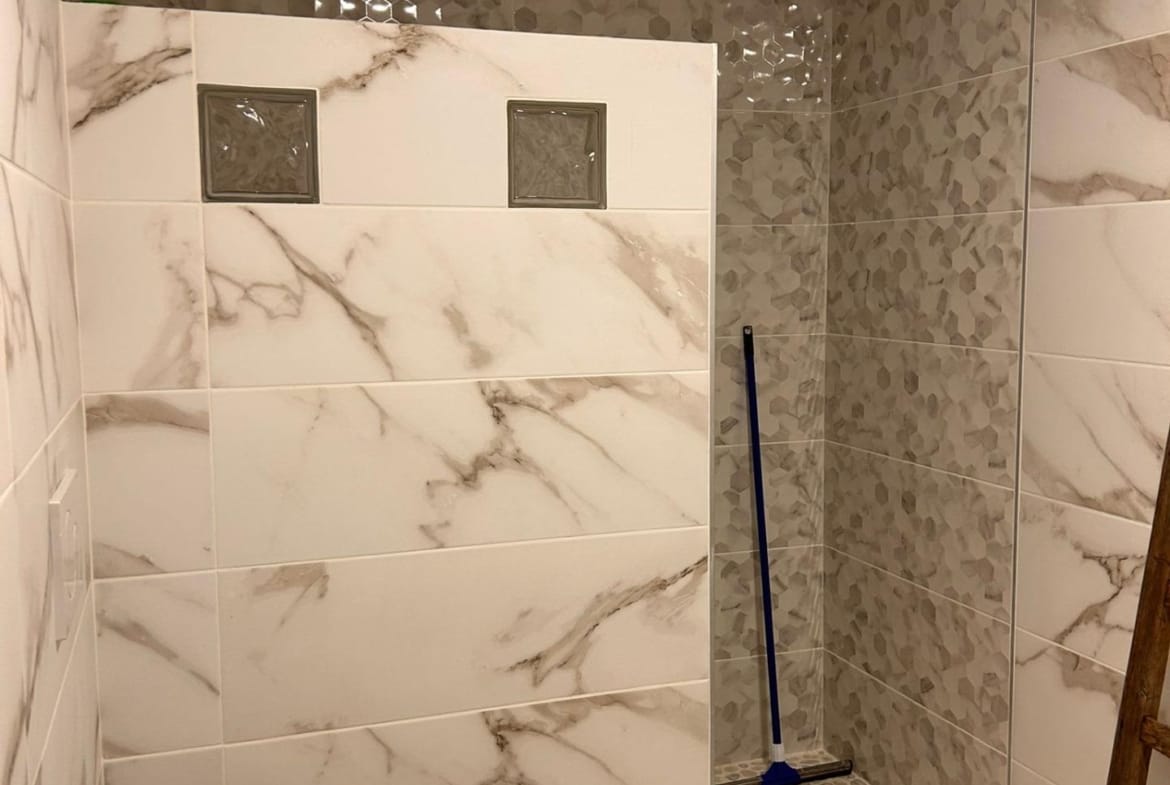Tiled bathroom with walk-in shower and toilet in Pinoso, Alicante