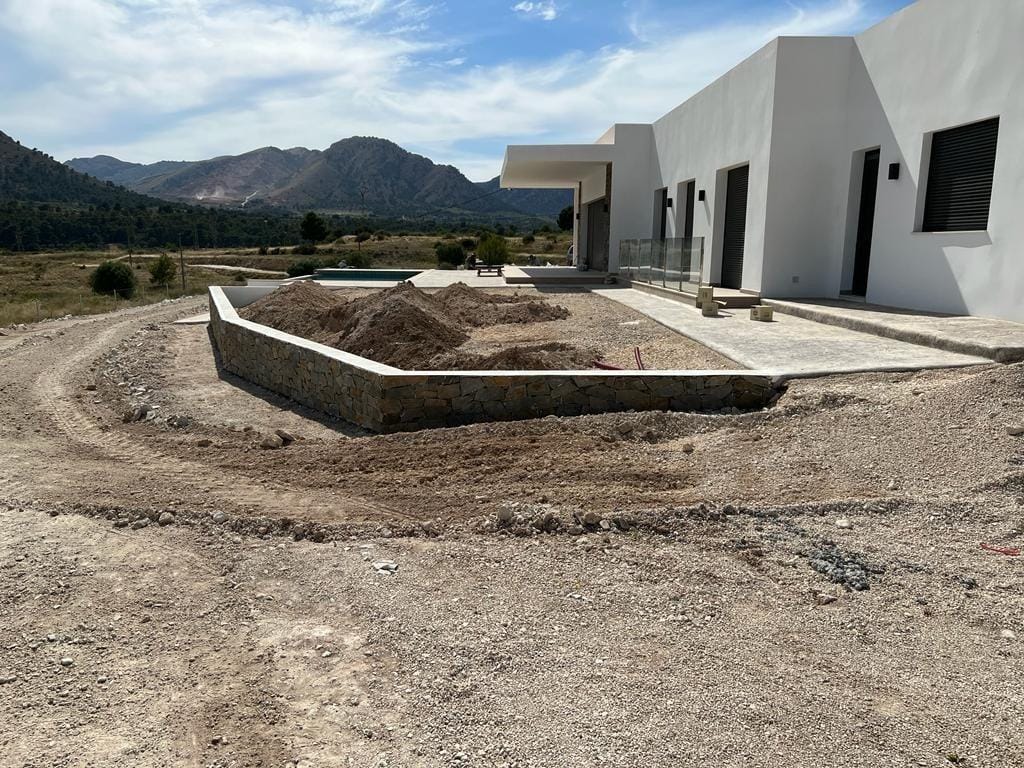 Garden works beside a single-storey villa with land in Pinoso, Alicante