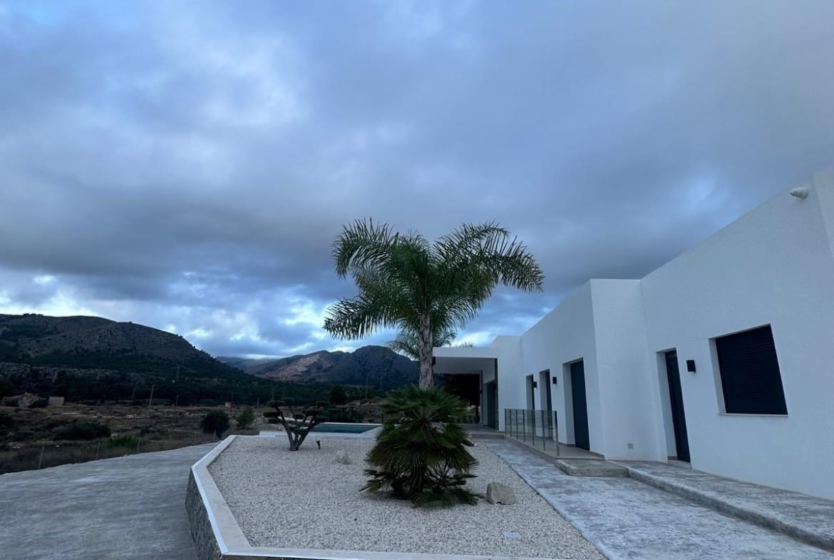 Side garden and villa exterior in the Pinoso countryside, Alicante