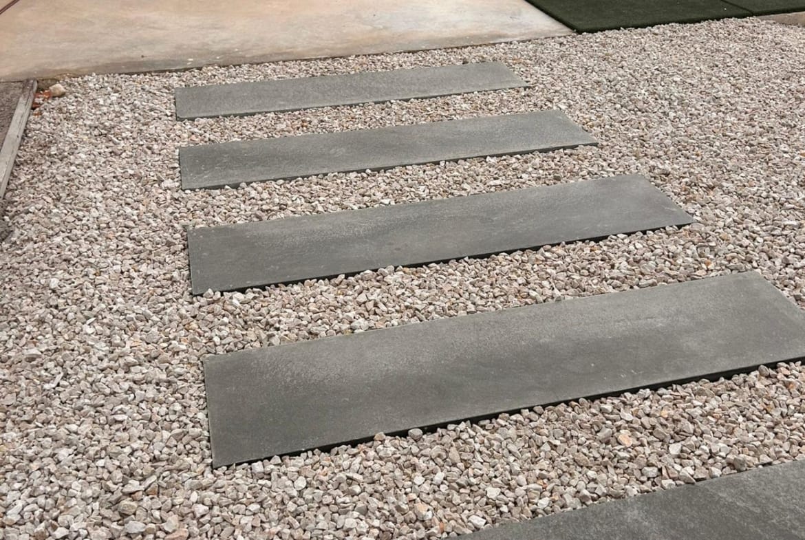 Stepping stones through gravel towards a covered dining terrace in Pinoso, Alicante