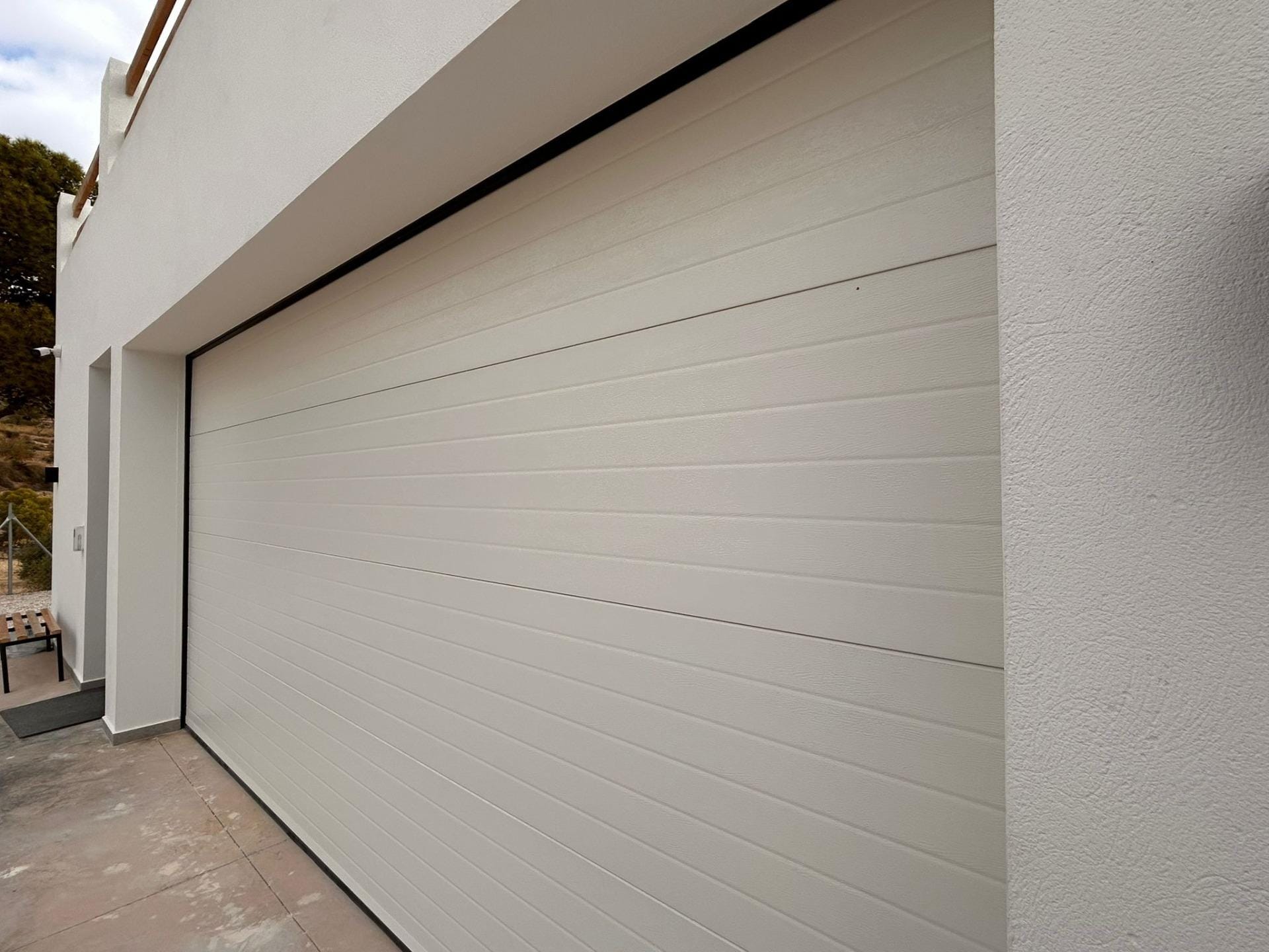 Custom-Built-New-Villas-in-Pinoso-Alicante-Spacious-Homes-in-Natural-Surroundings-37 Sectional door of a closed villa garage in Pinoso, Alicante