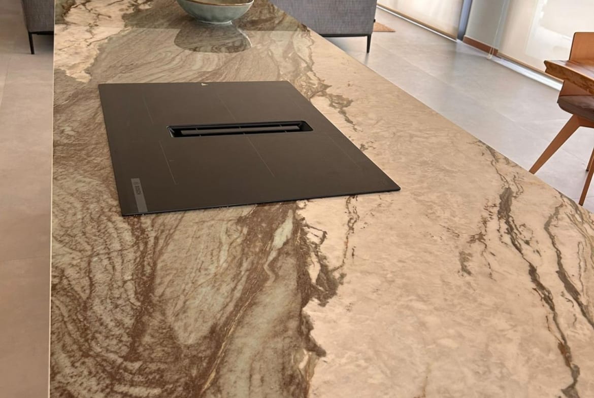 Kitchen island with an inset hob and adjoining living area in Pinoso, Alicante