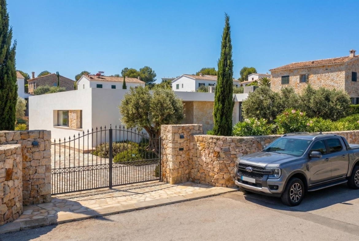 Driveway entrance to a single-storey country villa in Pinoso
