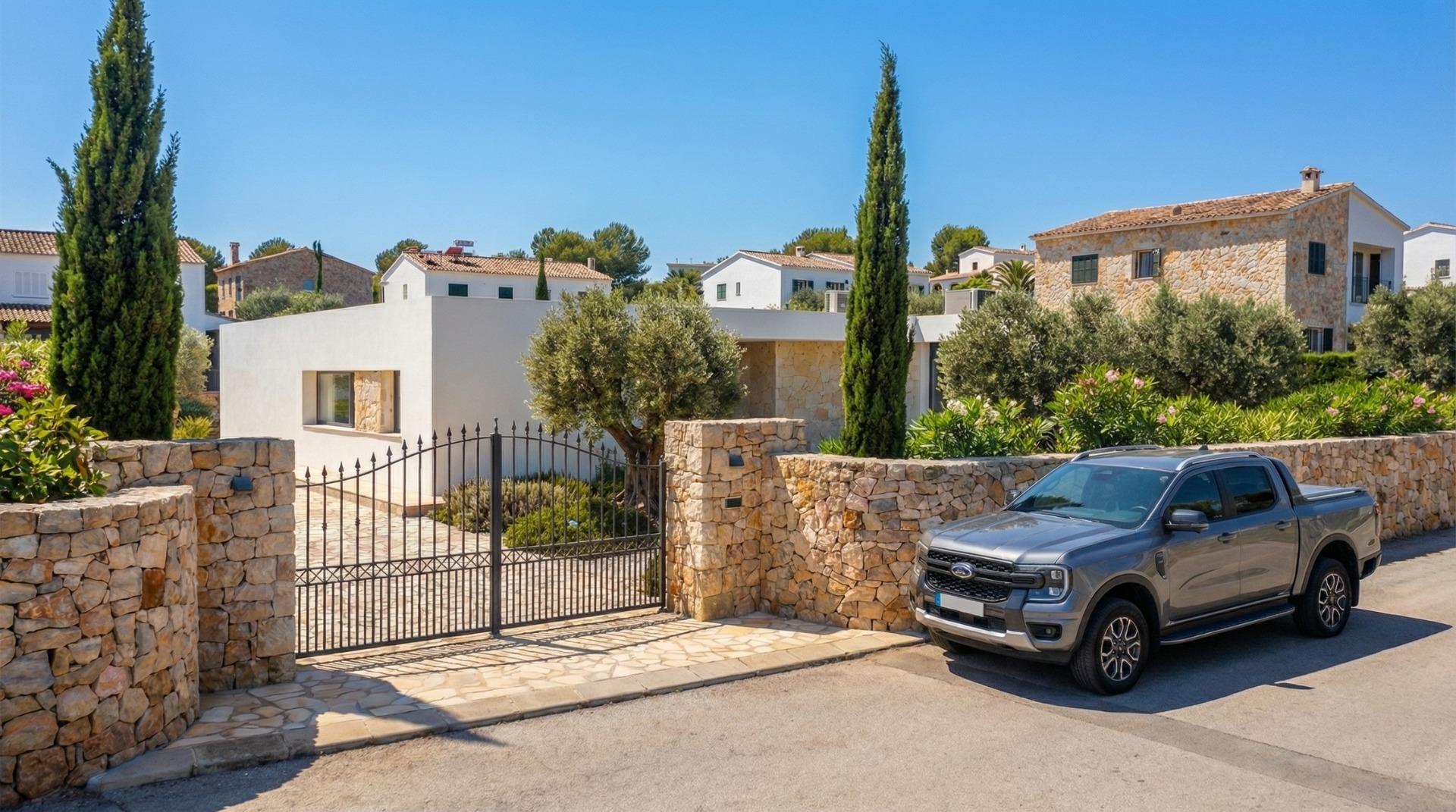 Driveway entrance to a single-storey country villa in Pinoso