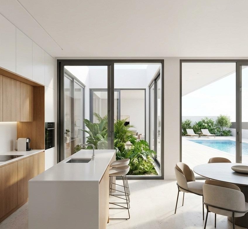 Kitchen and dining room overlooking the pool in Pinoso