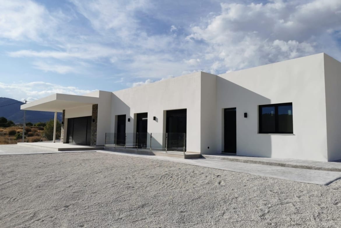 Rear elevation and gravel driveway of a country villa in Pinoso, Alicante