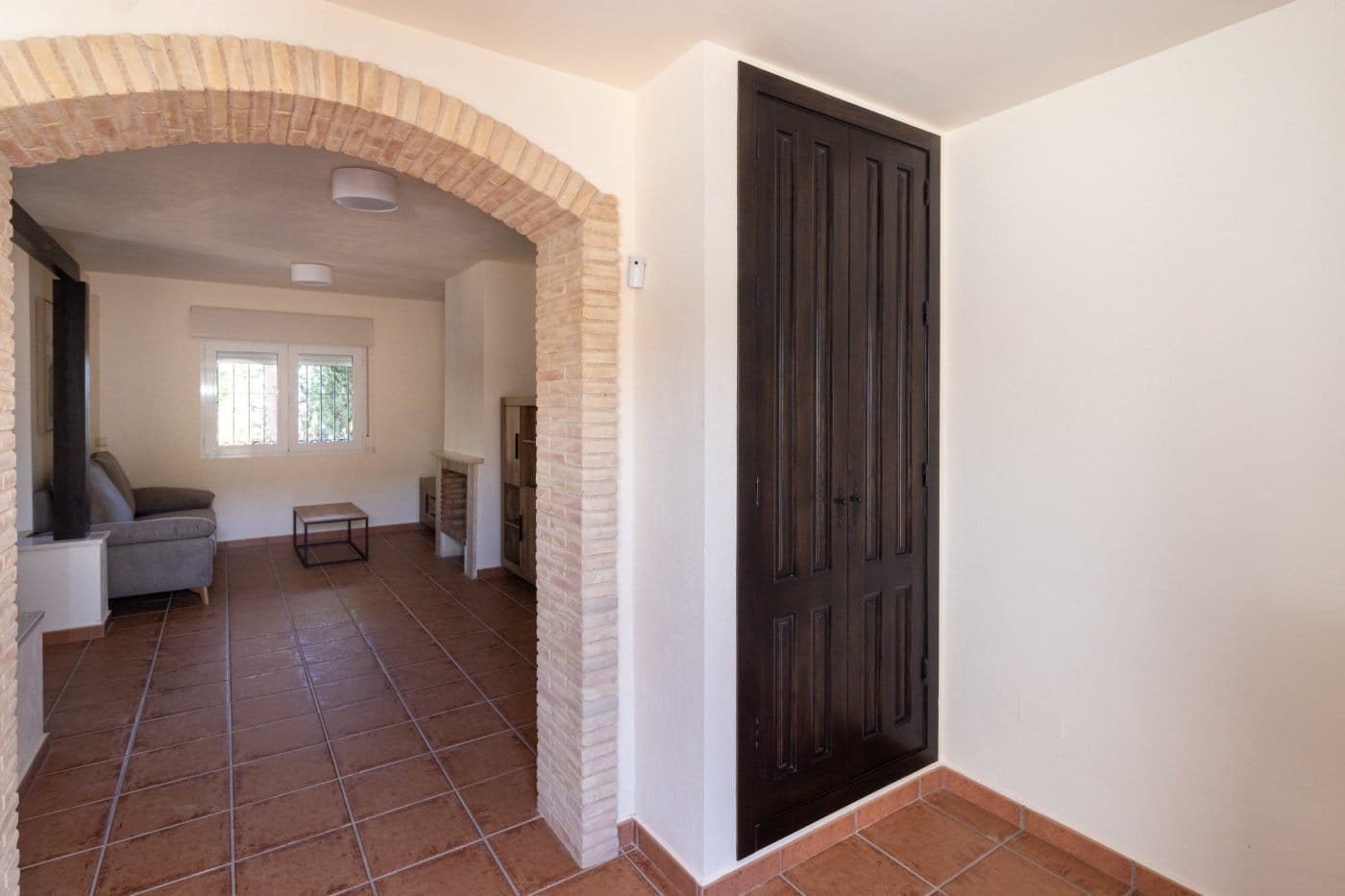 Brick arch between the hallway and living room in Las Palas, Fuente Álamo, Murcia