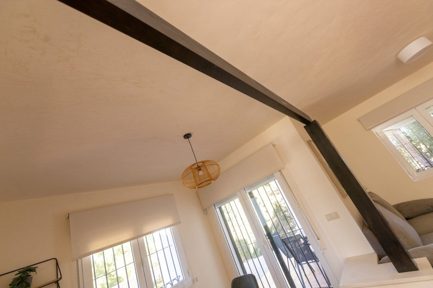 Timber beam detail above the living and dining area in Las Palas, Fuente Álamo, Murcia