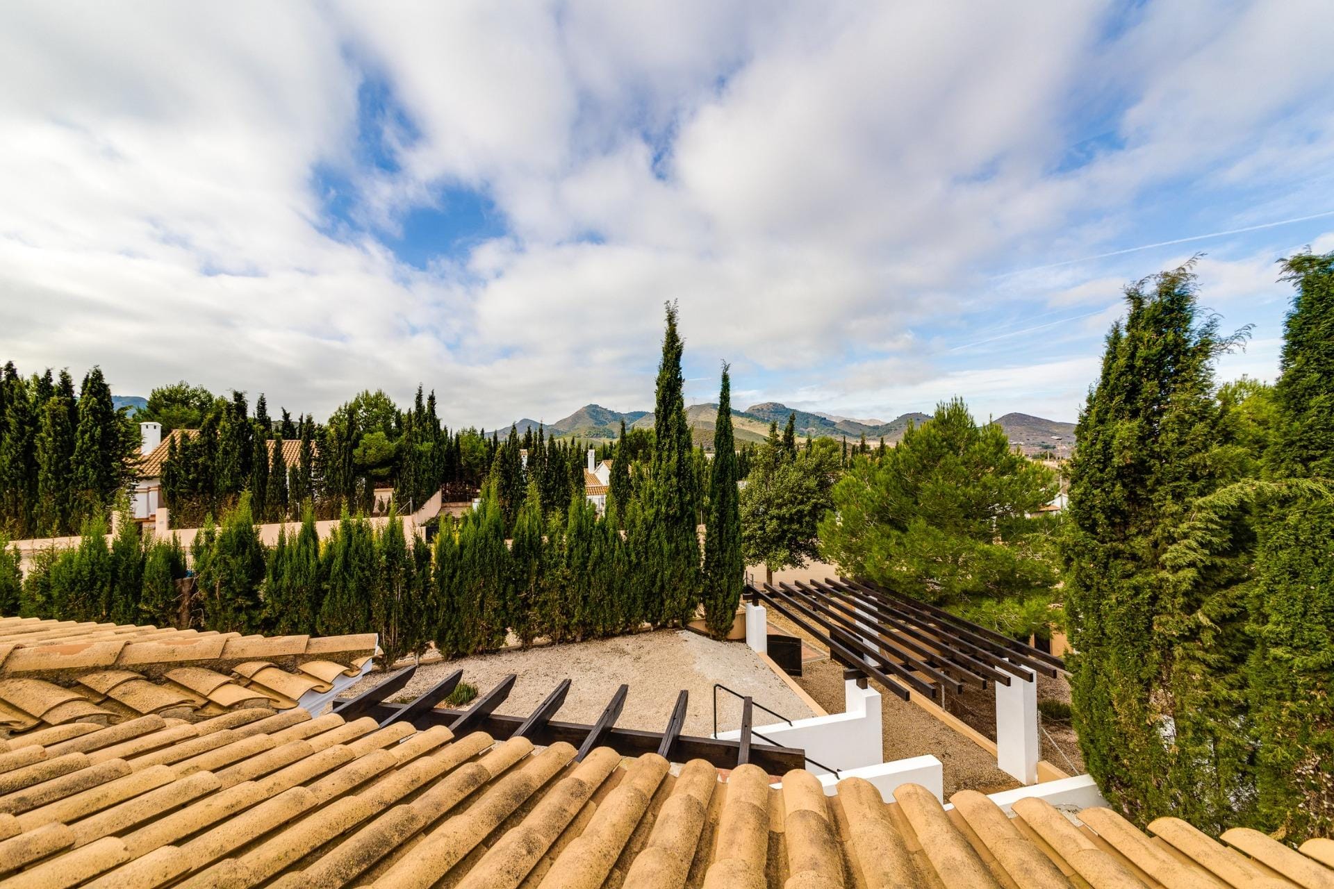 KEY-READY-TOWNHOUSES-IN-FUENTE-ALAMO-MURCIA-14 Tiled rooftops and pergola overlooking trees in Las Palas, Fuente Álamo, Murcia