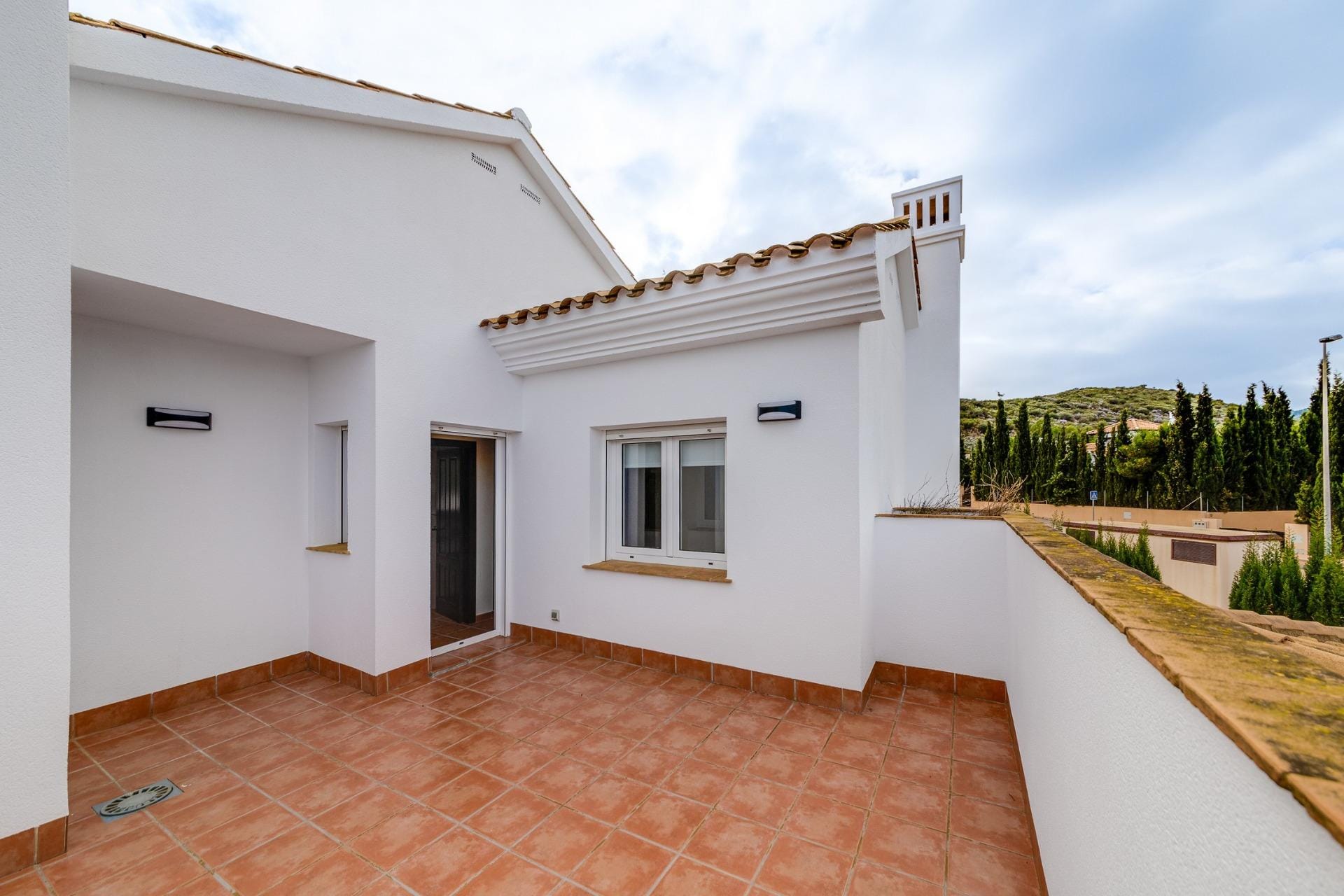 KEY-READY-TOWNHOUSES-IN-FUENTE-ALAMO-MURCIA-15 Terracotta-tiled terrace beside a white facade in Las Palas, Fuente Álamo, Murcia