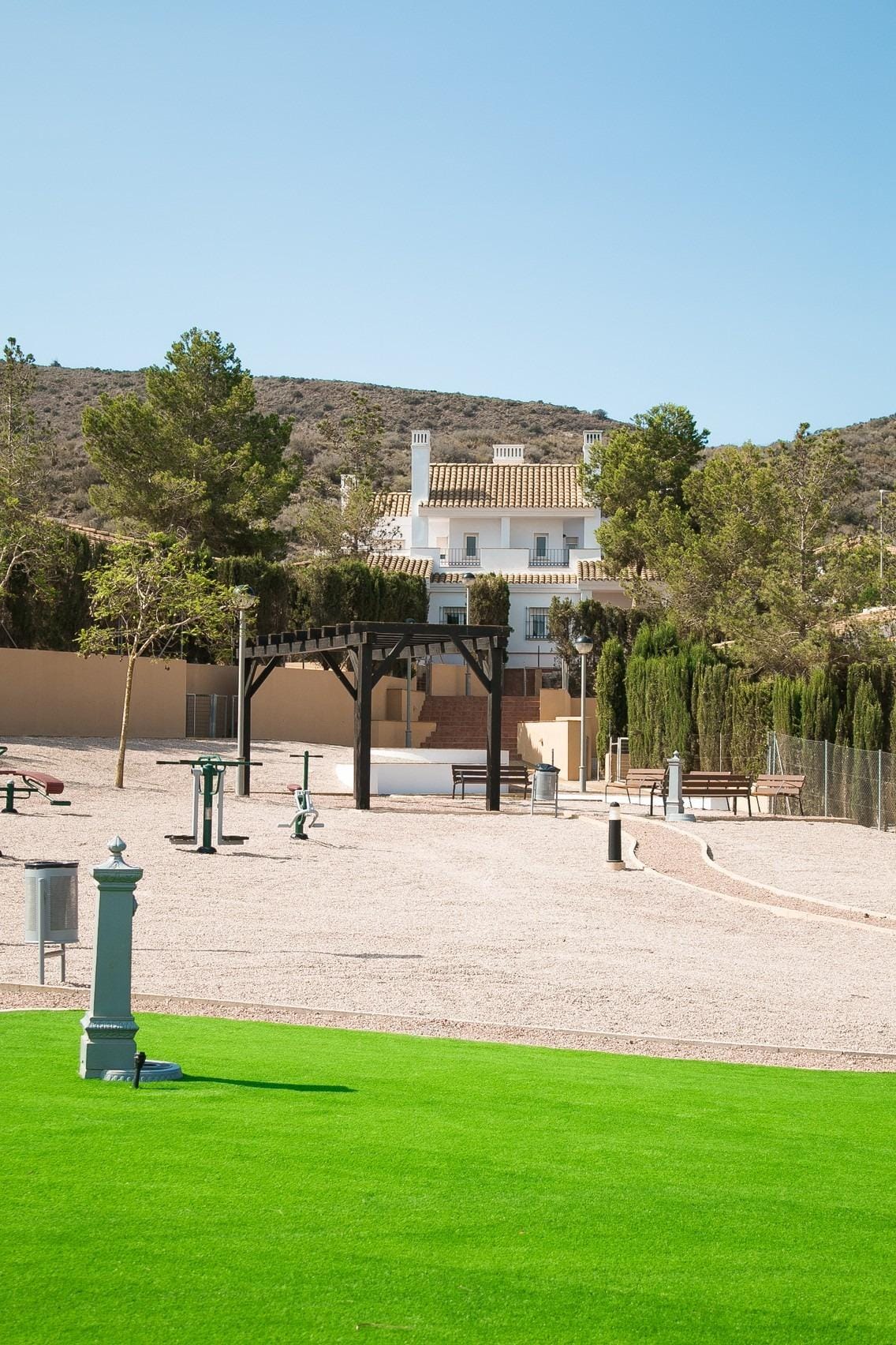 KEY-READY-TOWNHOUSES-IN-FUENTE-ALAMO-MURCIA-8 Landscaped communal grounds with outdoor exercise equipment in Las Palas, Fuente Álamo, Murcia