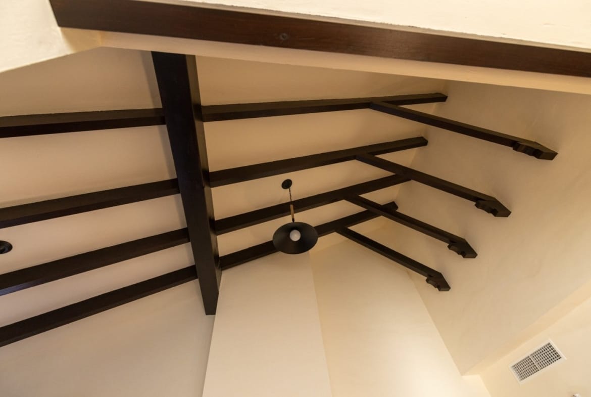 Timber beam detail beneath a white vaulted ceiling in Las Palas, Fuente Álamo, Murcia