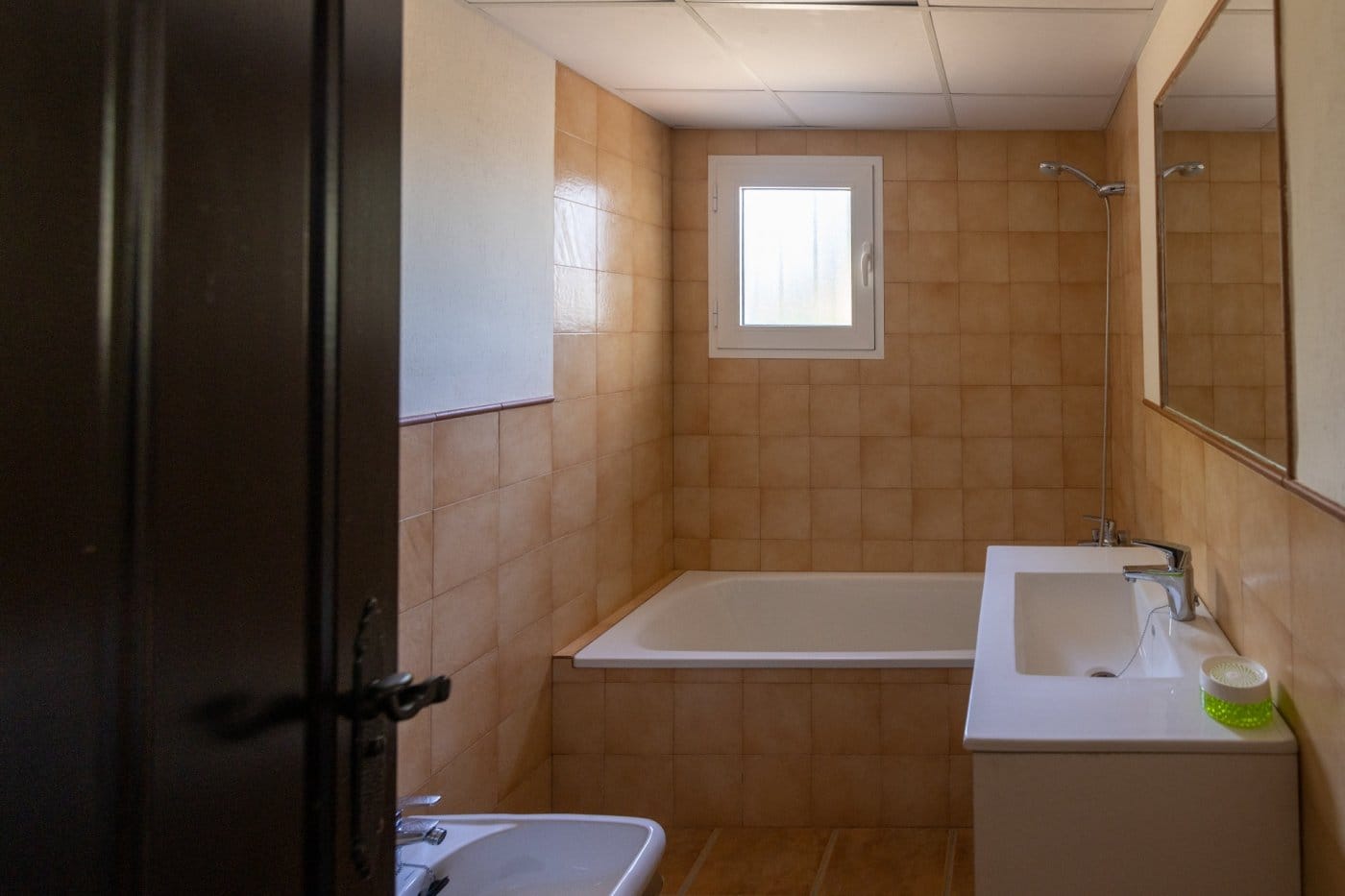 KEY-READY-VILLA-IN-FUENTE-ALAMO-MURCIA-38 Tiled bathroom with a bathtub, basin and small window in Las Palas, Fuente Álamo, Murcia