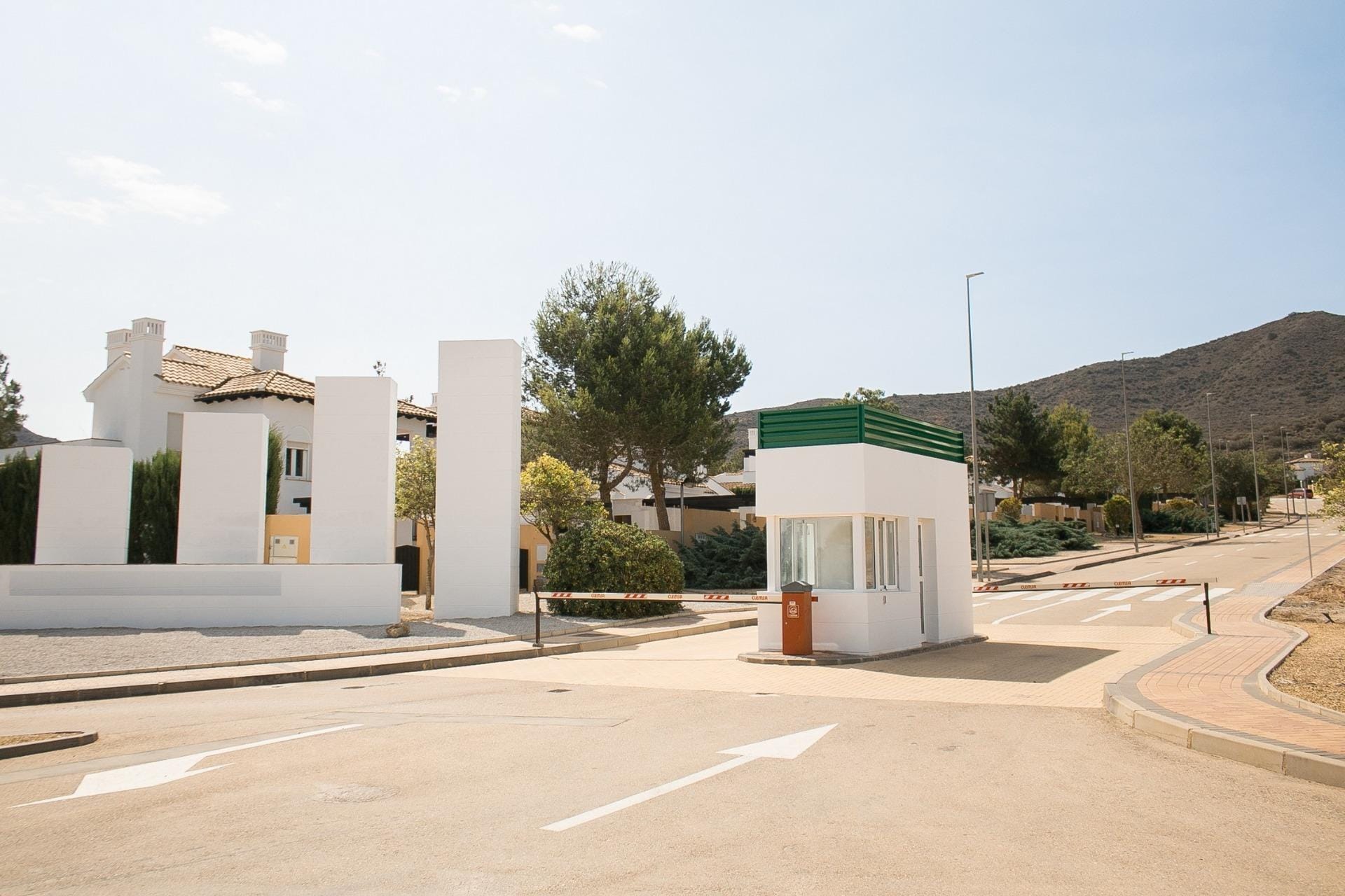 KEY-READY-VILLA-IN-FUENTE-ALAMO-MURCIA-42 Vehicle entrance with a barrier and gatehouse in Las Palas, Fuente Álamo, Murcia