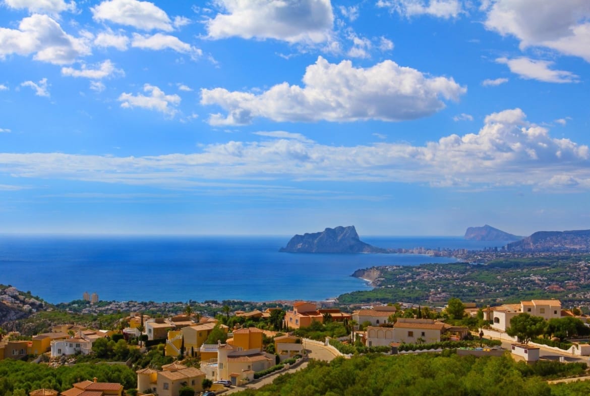 Panoramic photograph of the Mediterranean coast and surrounding residential hills in Cumbre del Sol, Benitachell, Alicante