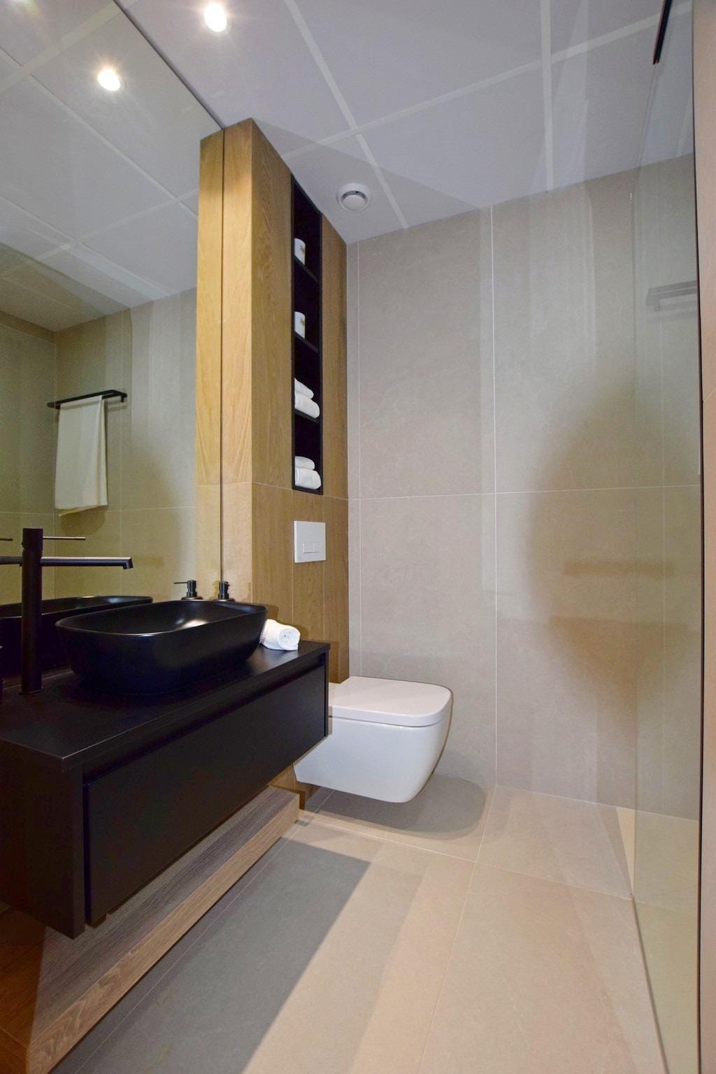 NEW-BUILD-APARTMENTS-IN-CONDADO-DE-ALHAMA-GOLF-COURSE-20 Stylish bathroom with black basin and walk-in shower