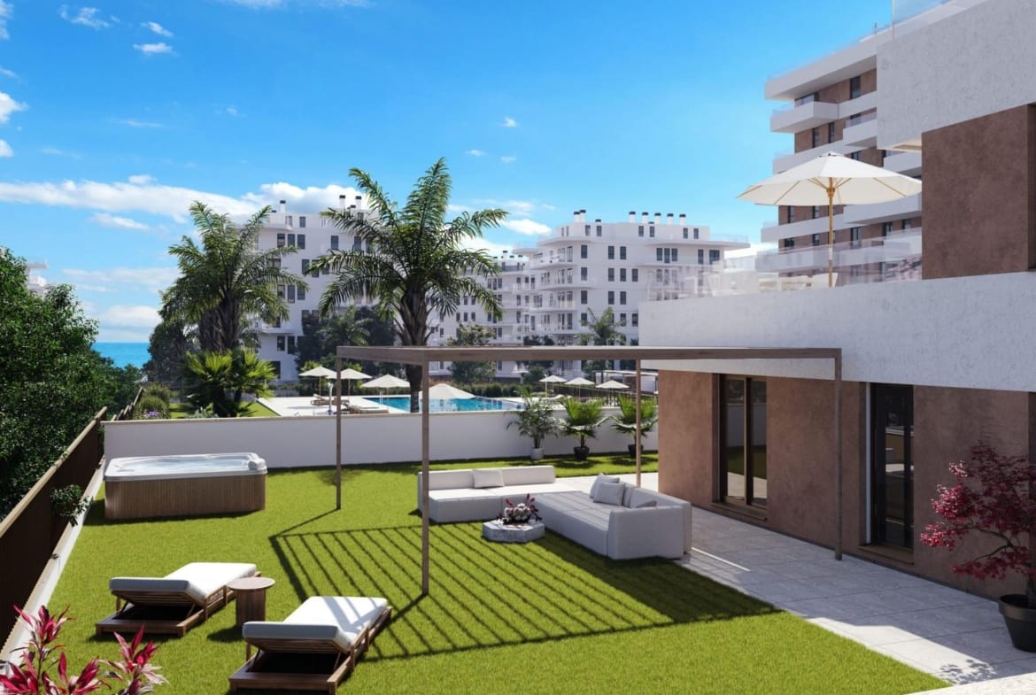 Ground floor garden with pergola seating, sun loungers and a hot tub in Playa del Torres, Villajoyosa, Alicante