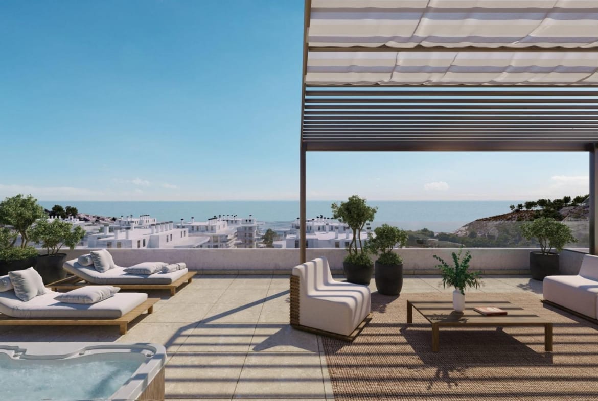 Rooftop terrace with shaded seating, sun loungers and a hot tub in Playa del Torres, Villajoyosa, Alicante