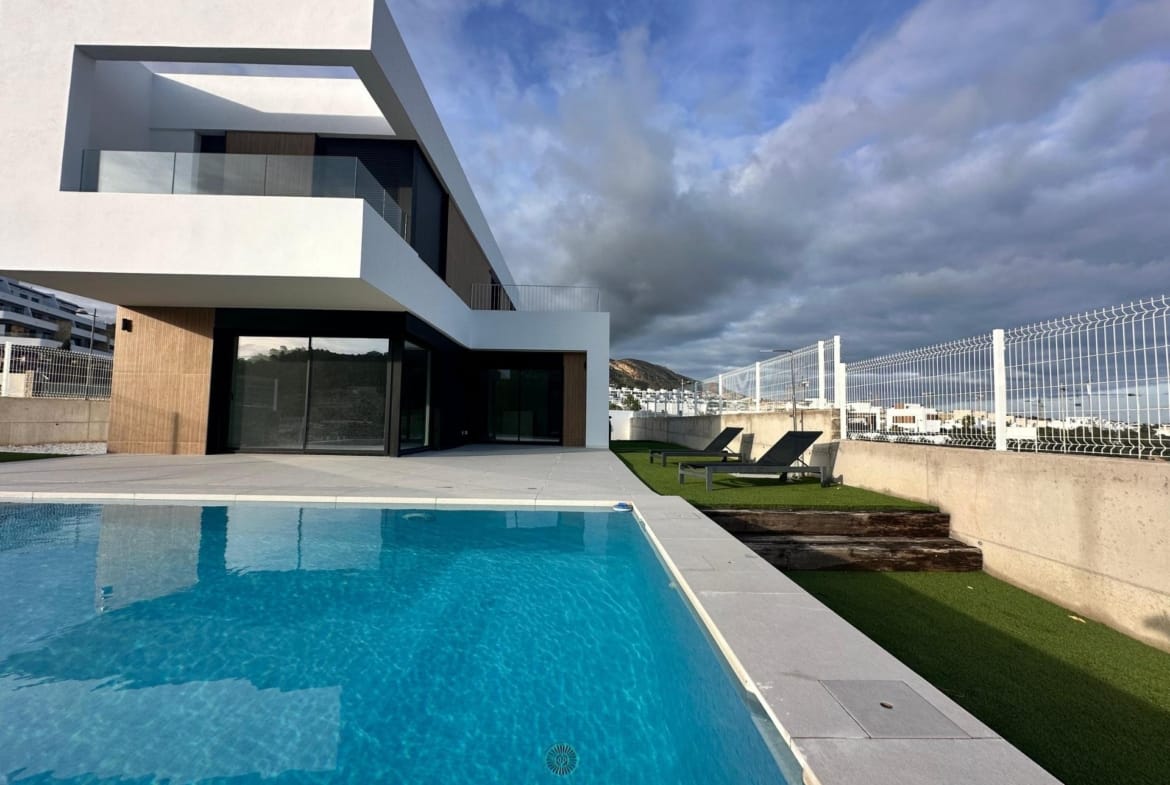 Private pool and terrace in front of a villa with broad glazing in Finestrat, Alicante