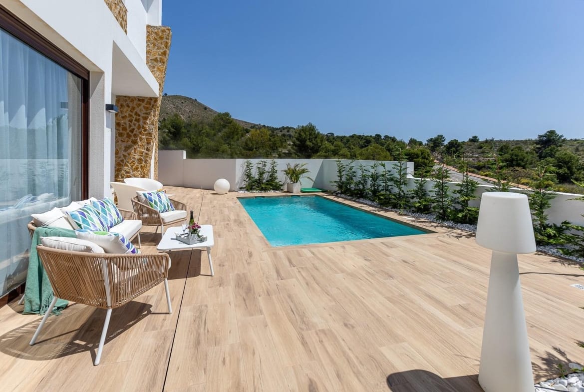 Pool and sunny terrace beside the villa in Balcón de Finestrat, Alicante