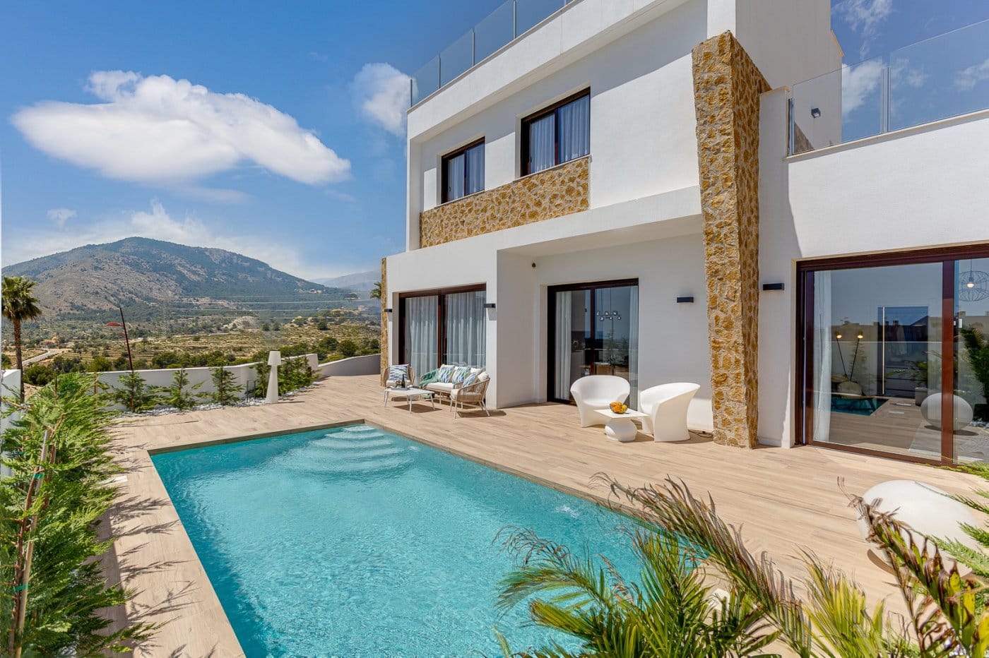 NEW BUILD VILLAS IN BALCON DE FINESTRAT Villa exterior with private pool and mountain backdrop in Balcón de Finestrat, Alicante