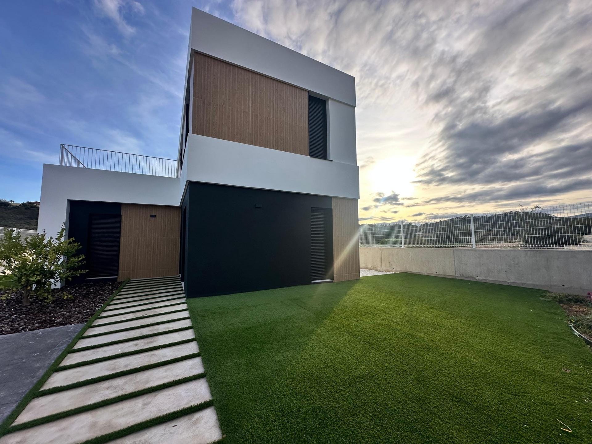 NEW-BUILD-VILLAS-IN-BALCON-DE-FINESTRAT-4 Stepping-stone garden path leading to the villa entrance in Finestrat, Alicante